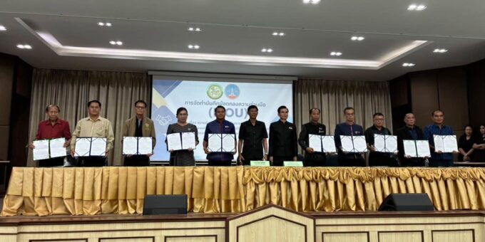 🏆 อบต.หนองสังข์ รับมอบประกาศนียบัตร อปท. ที่มีการจัดทำและนำส่งรายงานการเงินดีเด่น ประจำปีงบประมาณ พ.ศ. 2568 📌 เมื่อวันที่ 25 กันยายน 2569 นายศิริพงษ์ เหง้าสุวรรณ นายกองค์การบริหารส่วนตำบลหนองสังข์ เข้ารับมอบ ประกาศนียบัตรองค์กรปกครองส่วนท้องถิ่นที่มีการจัดทำและนำส่งรายงานการเงินดีเด่น ประจำปีงบประมาณ พ.ศ. 2568 จาก สำนักงานการตรวจเงินแผ่นดินจังหวัดนครพนม (สตง.นพ.) การได้รับประกาศนียบัตรในครั้งนี้ สะท้อนถึงความมุ่งมั่นขององค์การบริหารส่วนตำบลหนองสังข์ในการดำเนินงานด้านการเงินและการบัญชีให้เป็นไปตามระเบียบ หลักเกณฑ์ และแนวทางที่กำหนด ตลอดจนให้ความสำคัญกับความถูกต้อง โปร่งใส และตรวจสอบได้ 🙏 องค์การบริหารส่วนตำบลหนองสังข์ ขอขอบคุณผู้บริหาร ข้าราชการ และบุคลากรทุกฝ่ายที่ร่วมกันปฏิบัติงานอย่างเต็มความสามารถ จนเกิดผลสำเร็จและได้รับการยอมรับในครั้งนี้